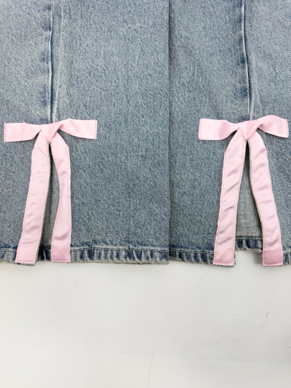 No Boundaries Wide Leg Jeans Light Wash Denim w/Pink Ribbon Detail Size 2 NWT - Picture 6 of 15